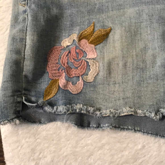 Kenzie Embroidered Floral Jean shorts Size 10 - Picture 3 of 7